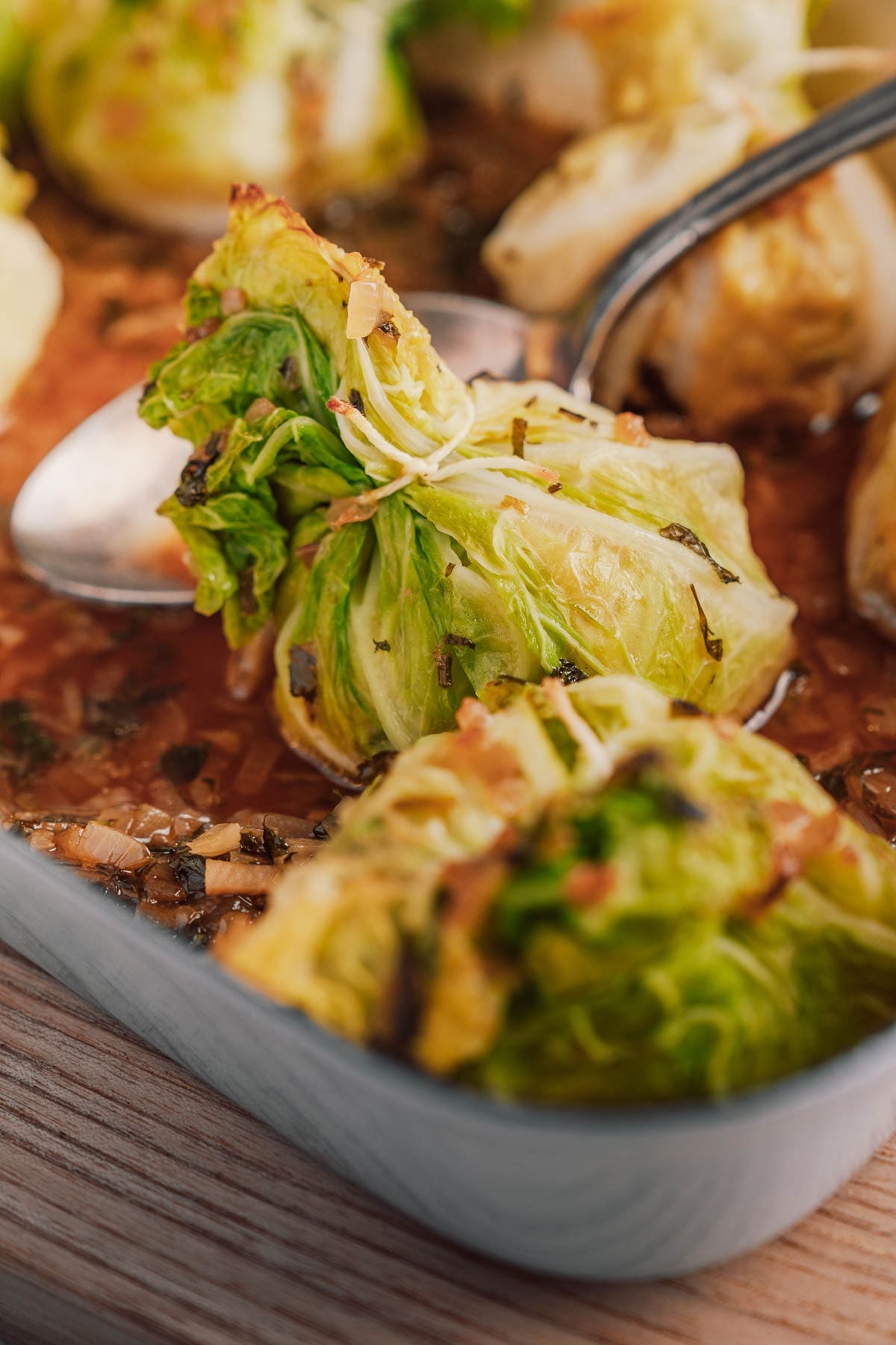 Kohlrouladen Erbse vegetarisch 21 | Omas Lores Kohlrouladen neu gedacht. Vegetarisch, mit Körnererbsen gefüllt und als kleine Wirsing-Bonbons serviert.