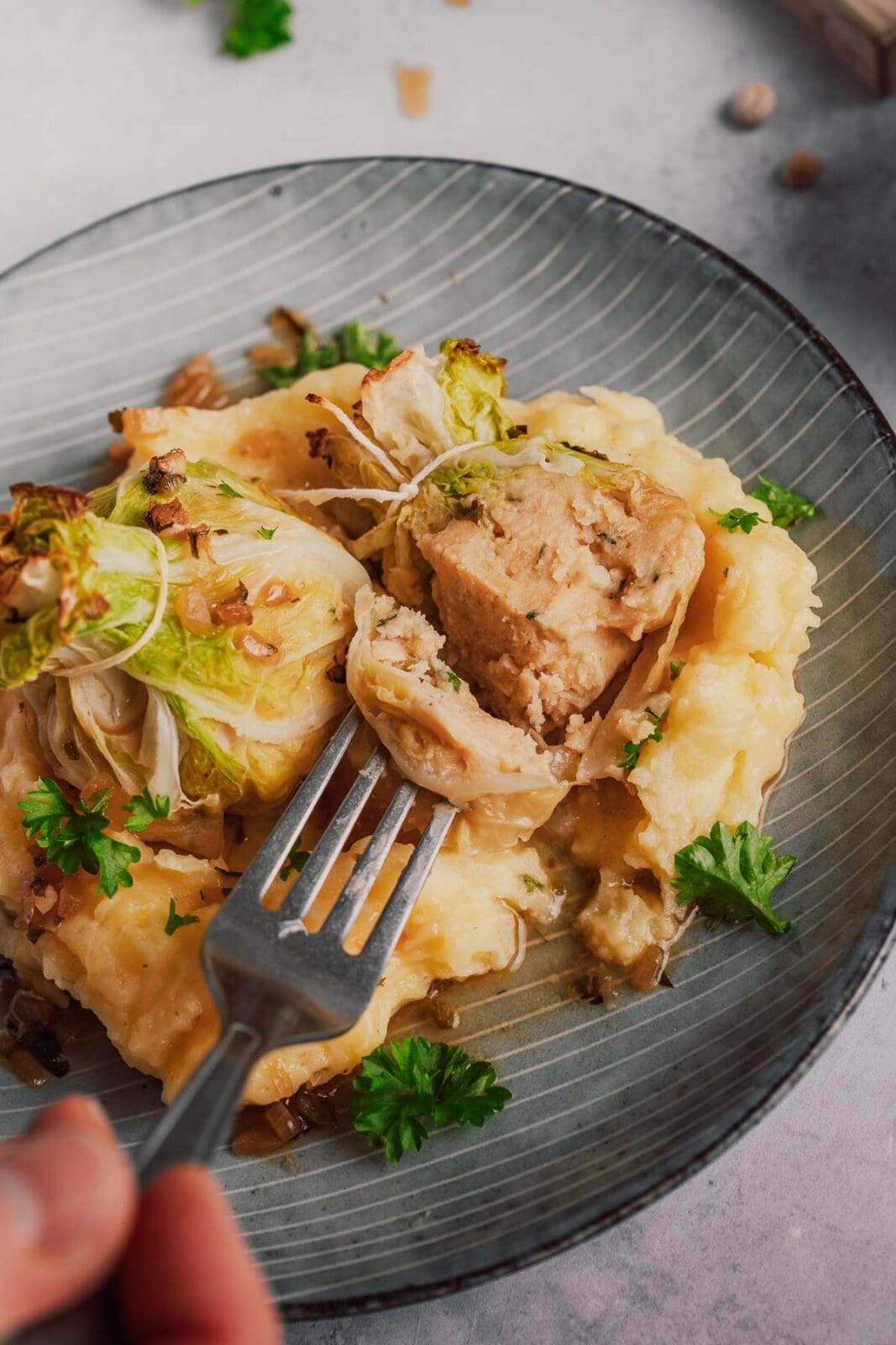 Rezept für vegetarische Kohlrouladen. Kleine Wirsing-Bonbons mit Körnererbsen-Füllung. Modern, nachhaltig und inspiriert von Omas Lores Küche.