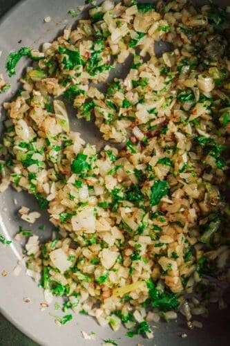Rezept für vegetarische Kohlrouladen. Kleine Wirsing-Bonbons mit Körnererbsen-Füllung. Modern, nachhaltig und inspiriert von Omas Lores Küche.