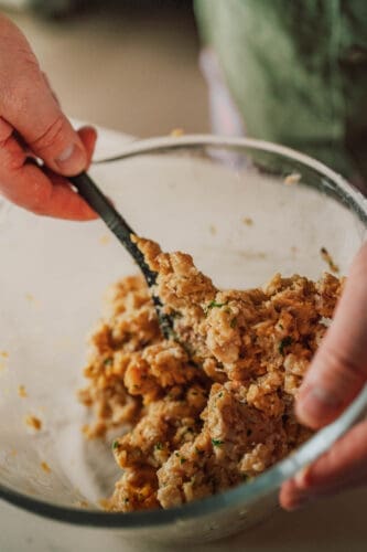 Rezept für vegetarische Kohlrouladen. Kleine Wirsing-Bonbons mit Körnererbsen-Füllung. Modern, nachhaltig und inspiriert von Omas Lores Küche.