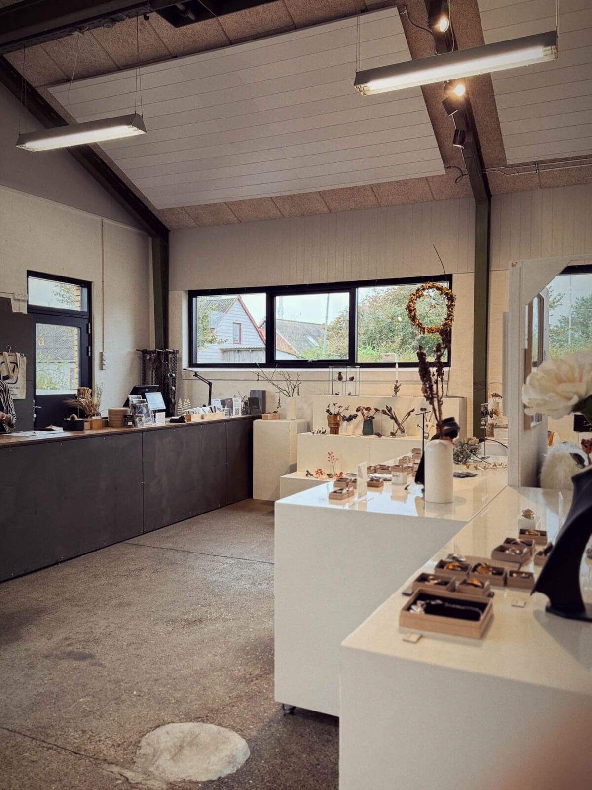 Entspannter Moment an Dänemarks Nordwestküste – weite Dünen, Nordseeluft und das Gefühl von Ruhe im Spätsommer.