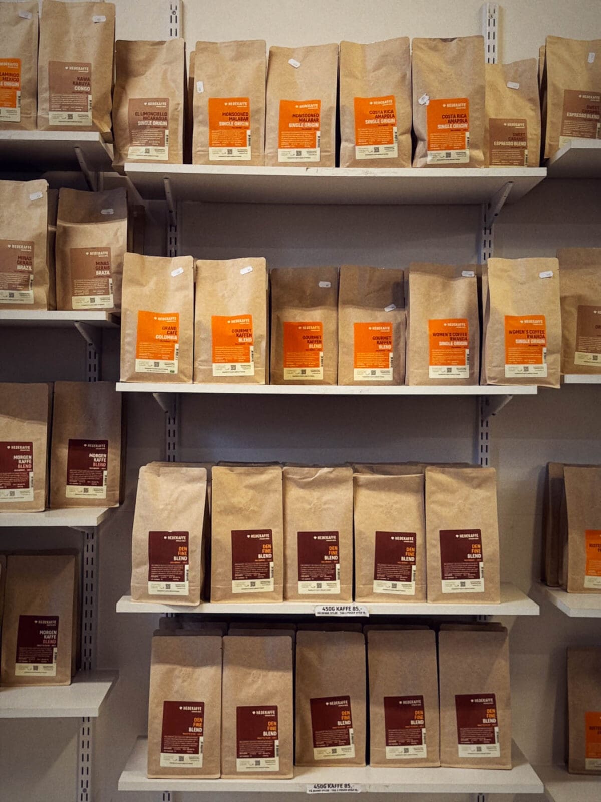 Regal mit vielen Kaffeetüten bei Hedekaffe an Dänemarks Nordwestküste