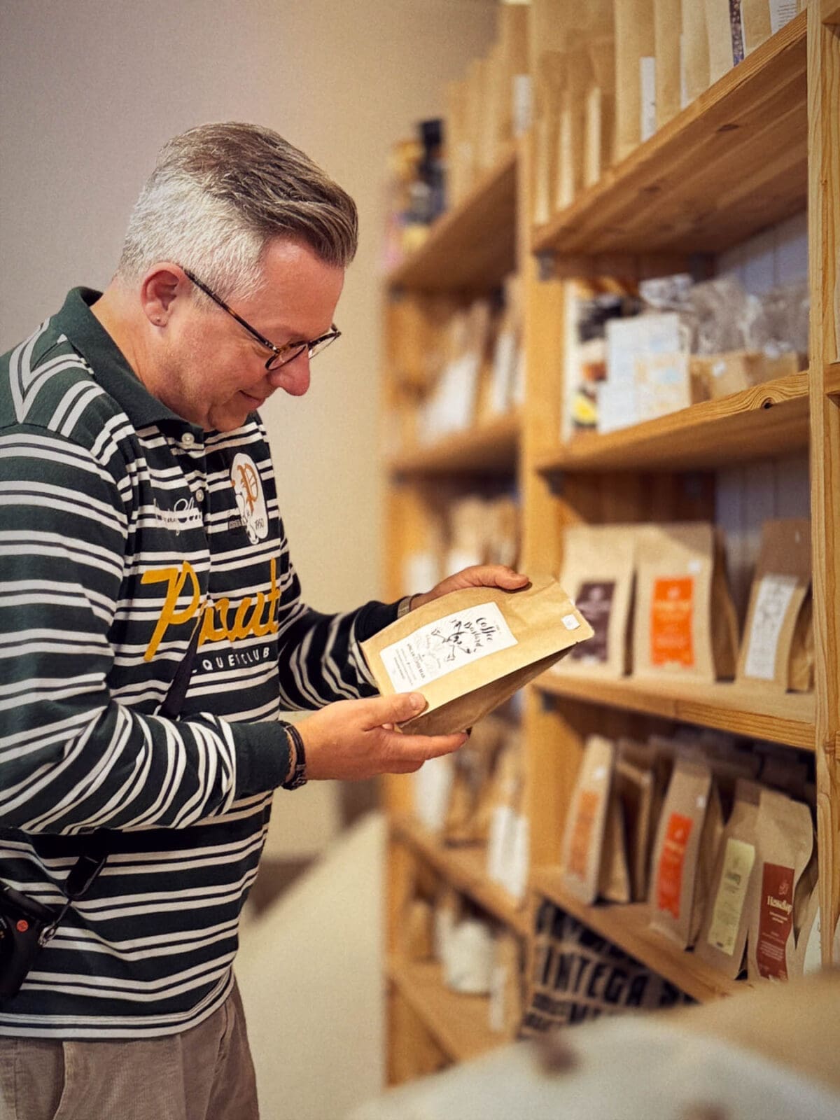 Torsten  betrachtet Whisky-Kaffee im Geschäft.