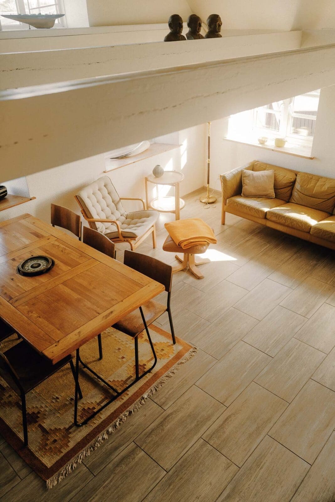 Helles, modernes Wohnzimmer mit Essbereich.