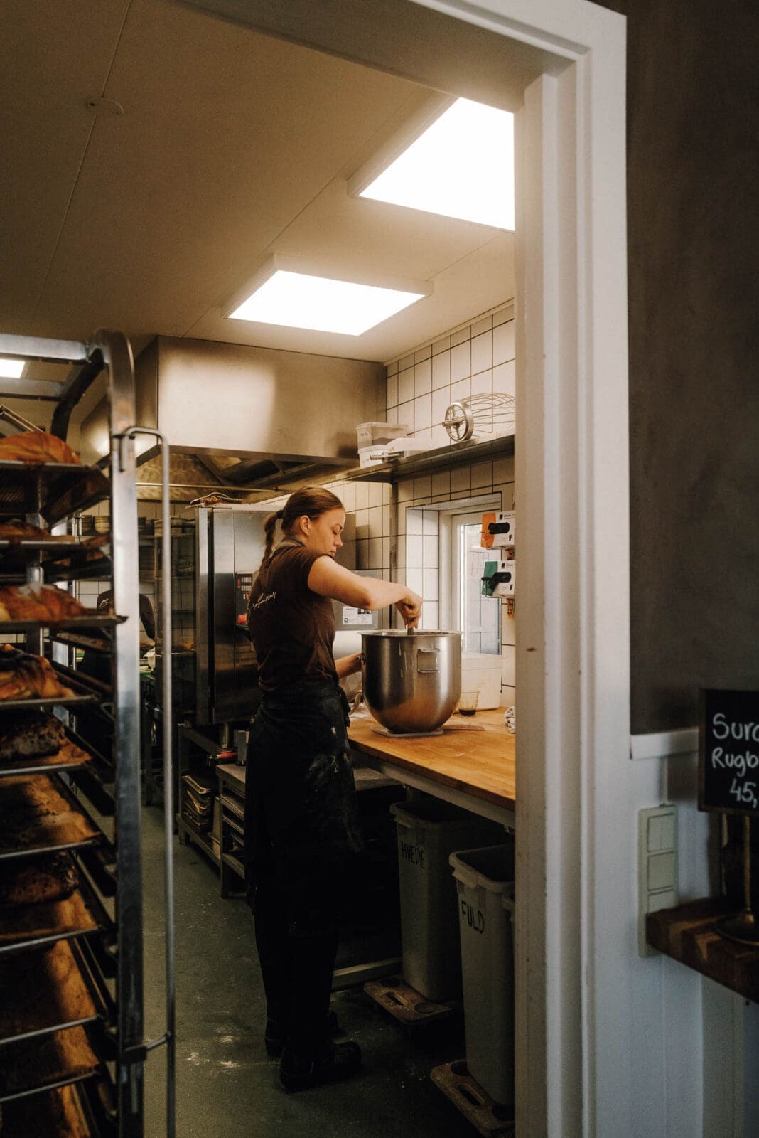 Bäckerin bereitet Teig in Küche vor an Dänemarks Nordwestküste – regionaler Genuss zwischen Fjand, Holstebro und Lemvig.