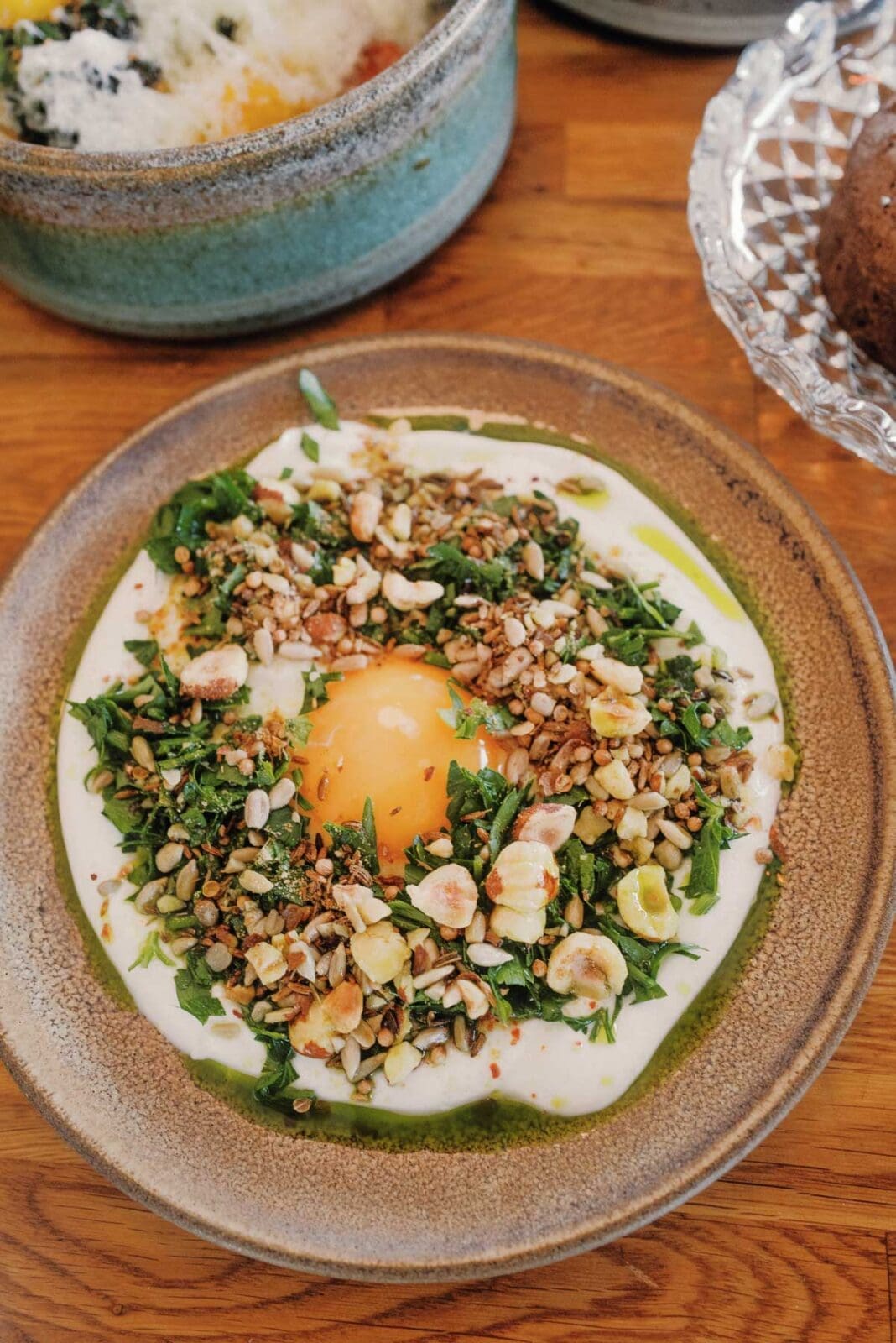 Gesunde Schüssel mit Ei und Kräutern