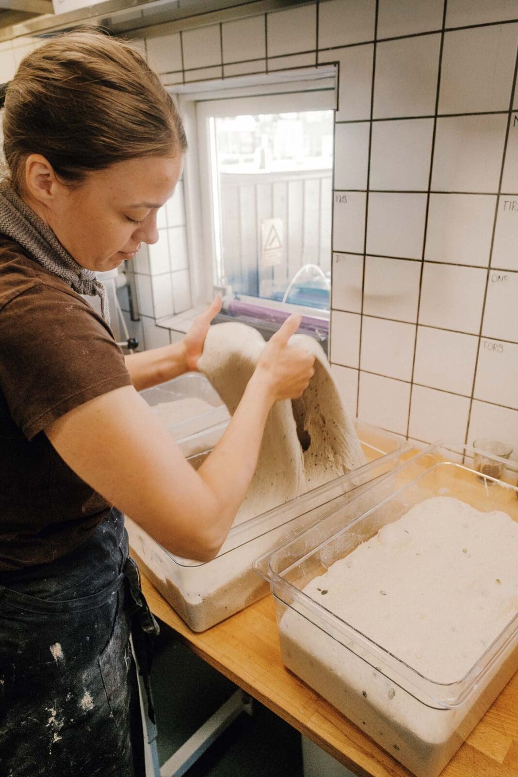 Rebekka Brokmann arbeitet mit Teig in Küche.