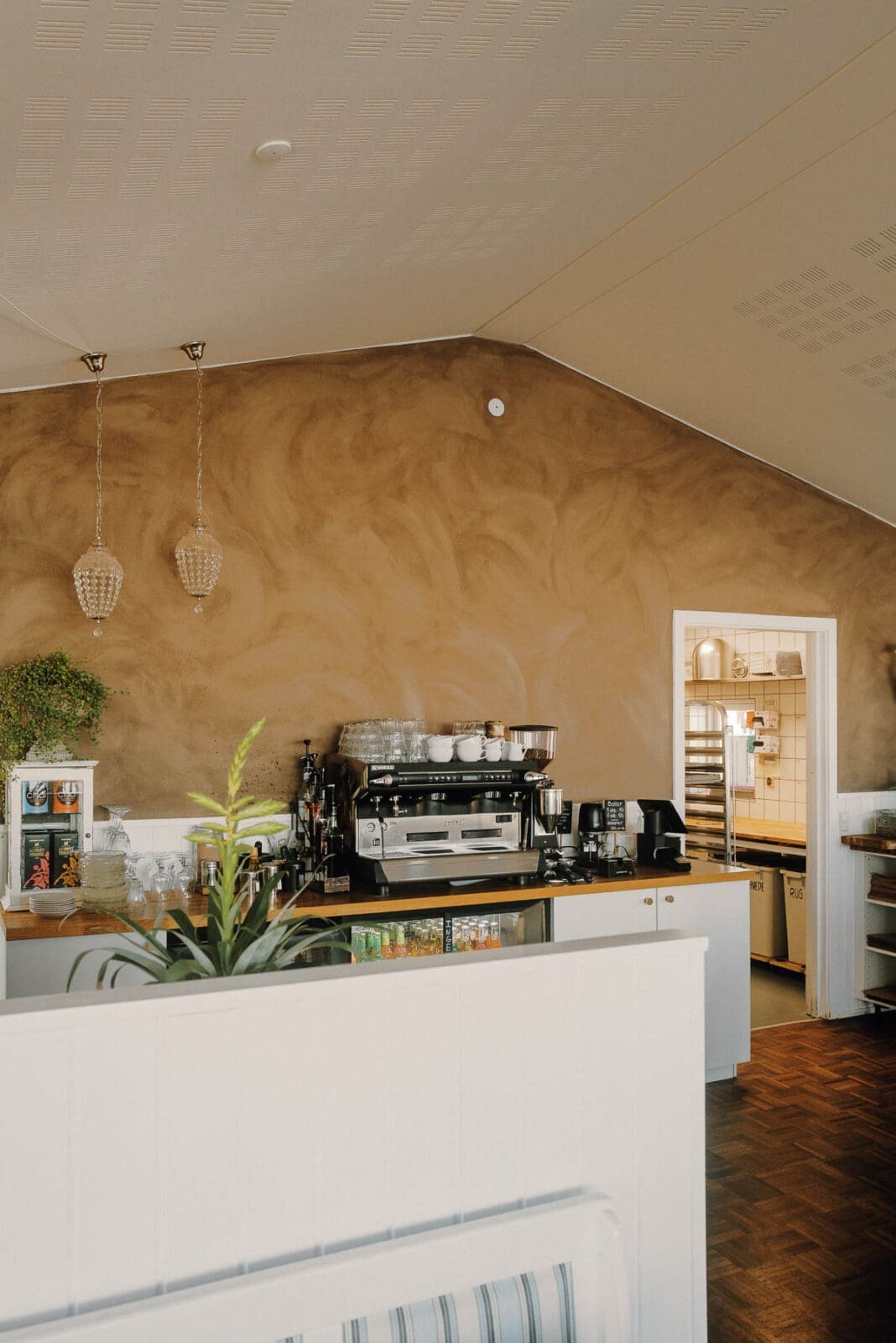 Gemütliches Café mit modernem Interieur