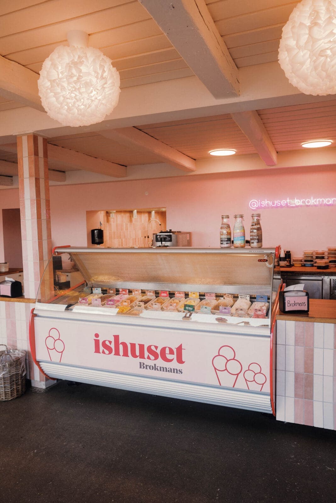 Eisdiele mit buntem Eisangebot an Dänemarks Nordwestküste – regionaler Genuss zwischen Fjand, Holstebro und Lemvig.