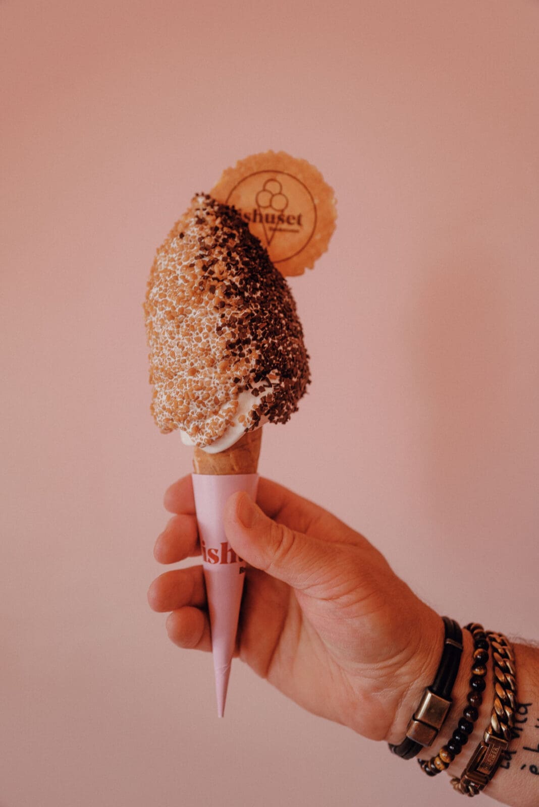 Softice  mit Schokoladensplittern an Dänemarks Nordwestküste – regionaler Genuss zwischen Fjand, Holstebro und Lemvig.