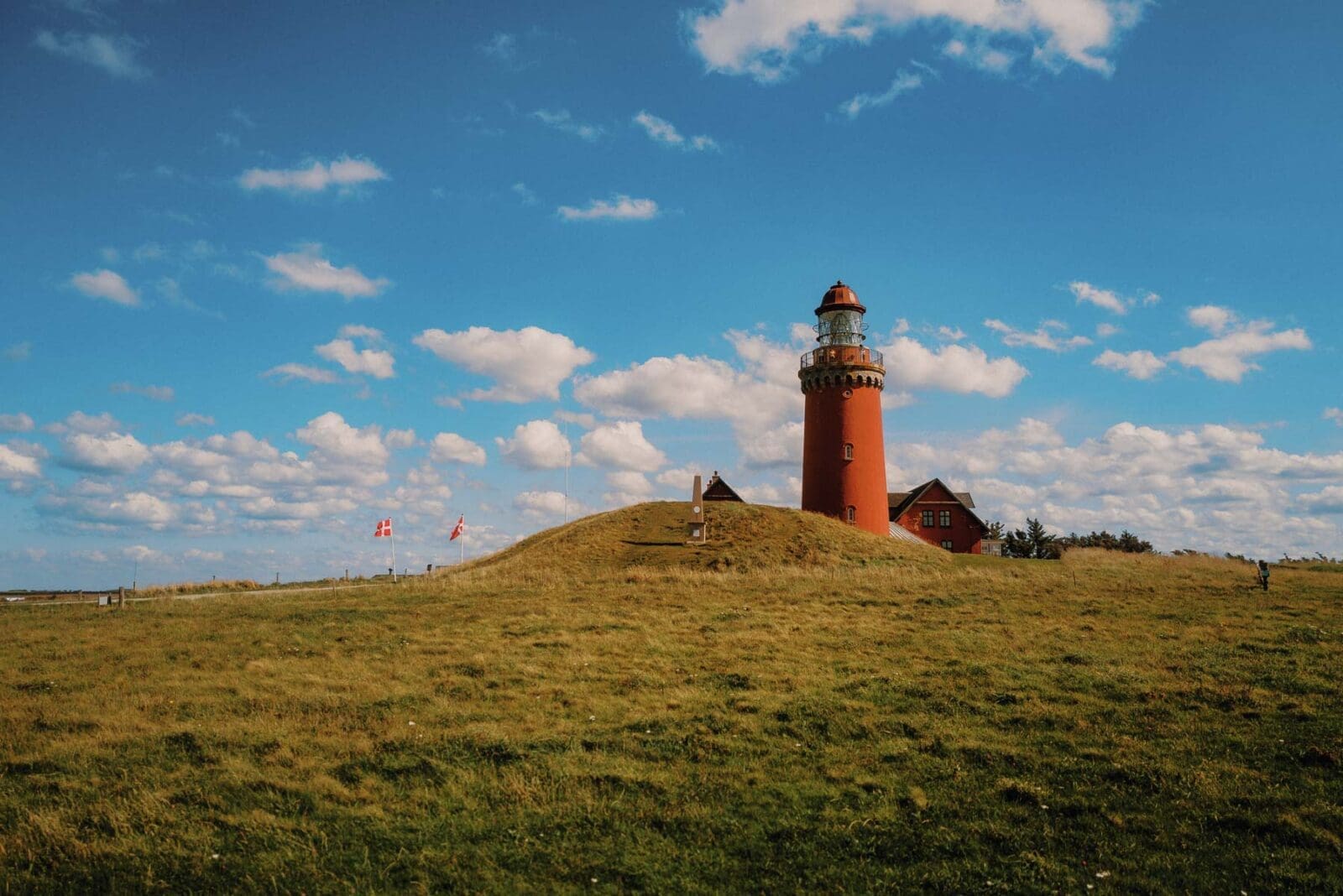 Entspannter Moment an Dänemarks Nordwestküste mit Leuchtturm – weite Dünen, Nordseeluft und das Gefühl von Ruhe im Spätsommer.