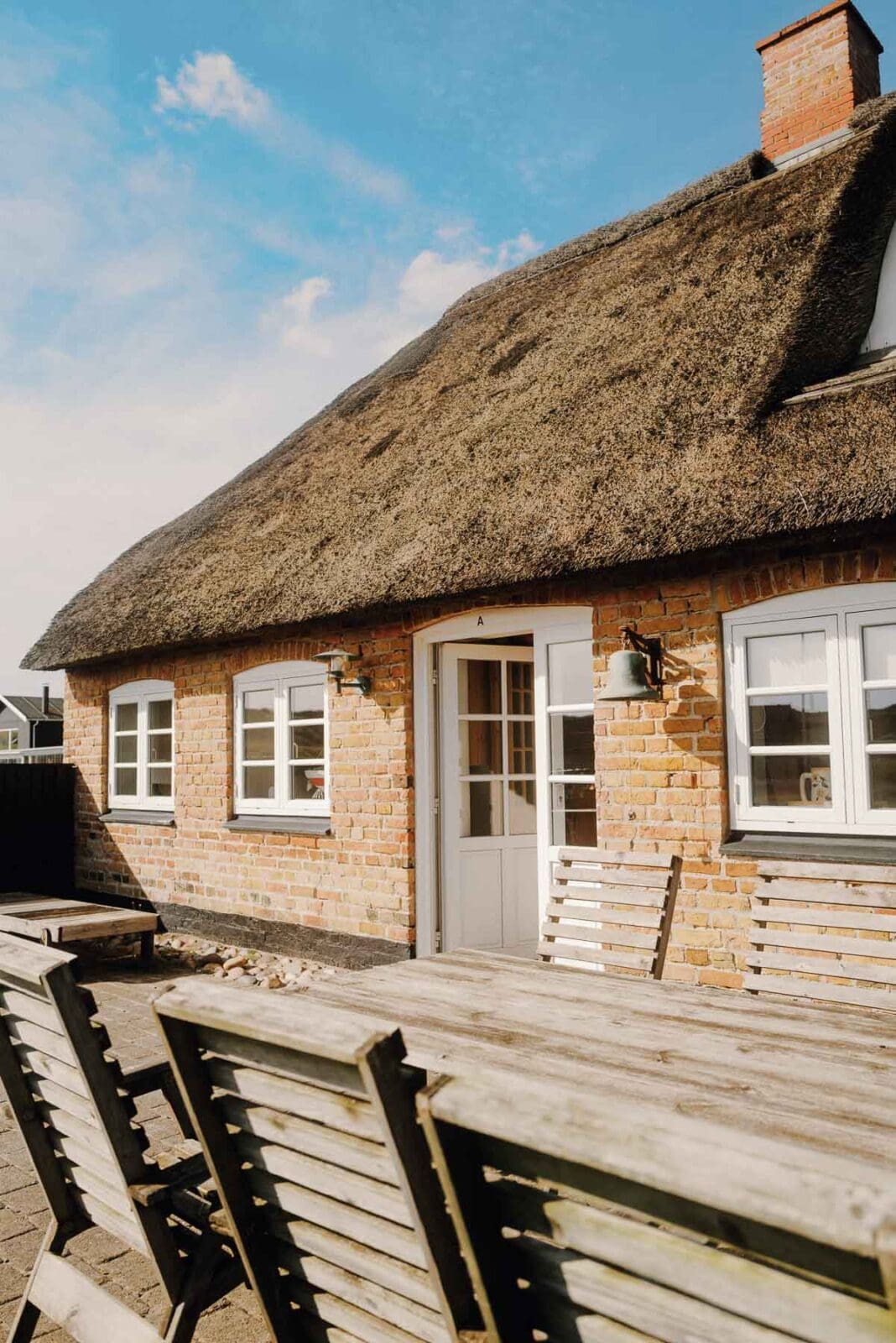 Entspannter Moment an Dänemarks Nordwestküste – weite Dünen, Nordseeluft und das Gefühl von Ruhe im Spätsommer.