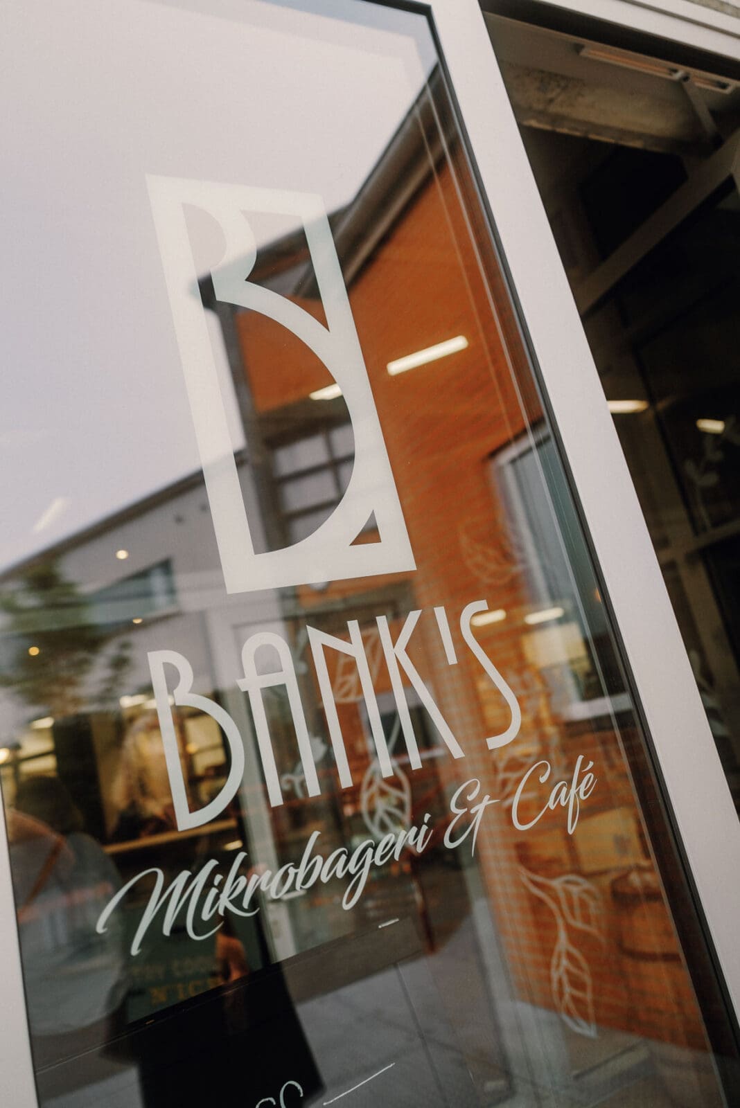 Banks Mikrobageri Schild mit Bäckerei-Logo