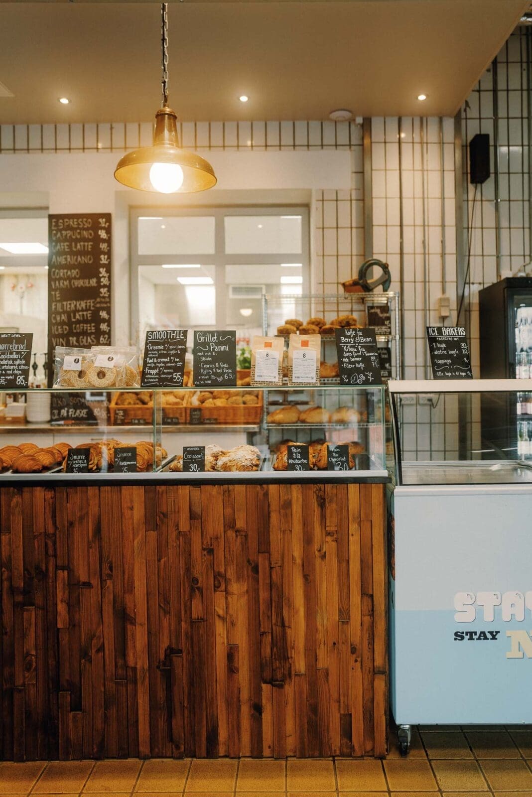 Gemütliches Café mit frischen Backwaren an Dänemarks Nordwestküste