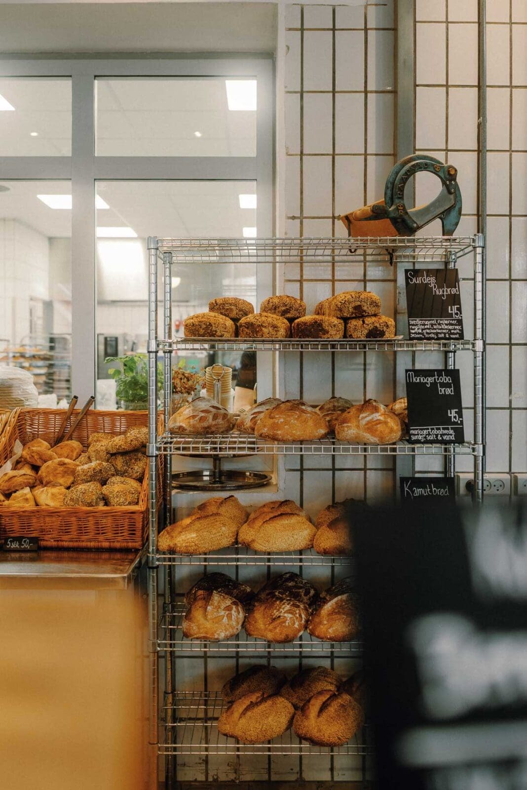 Frisches Brot und Gebäck im Regal
