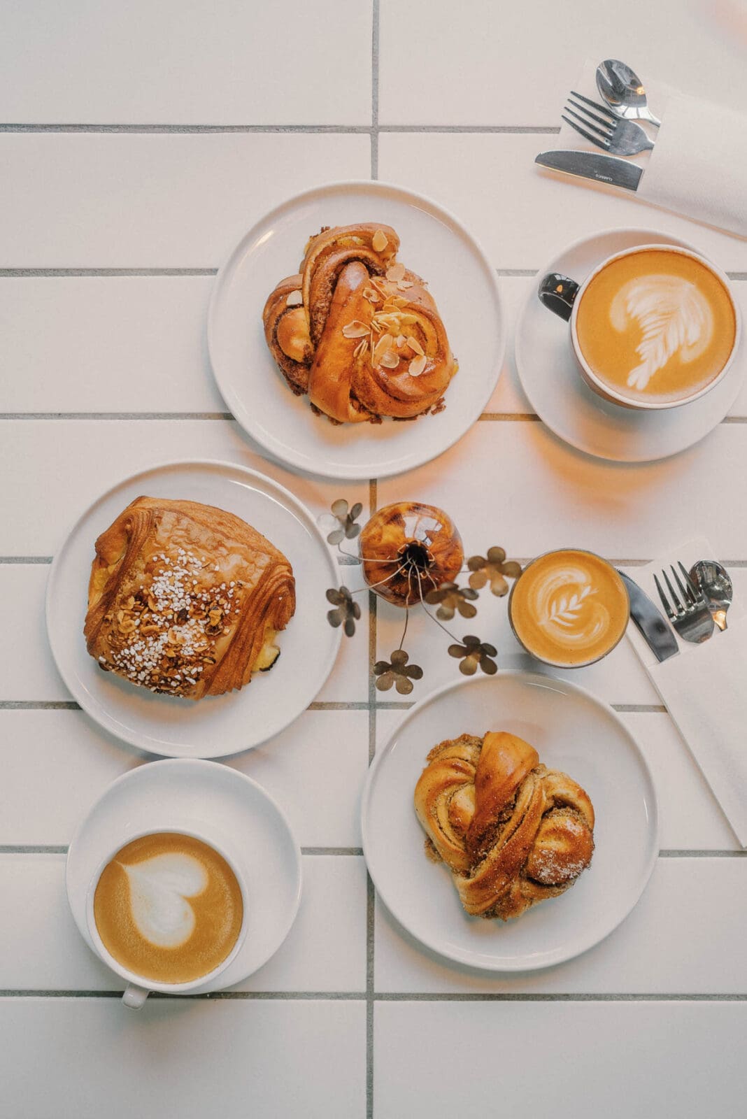 Kaffee und Gebäck auf Tellern an Dänemarks Nordwestküste