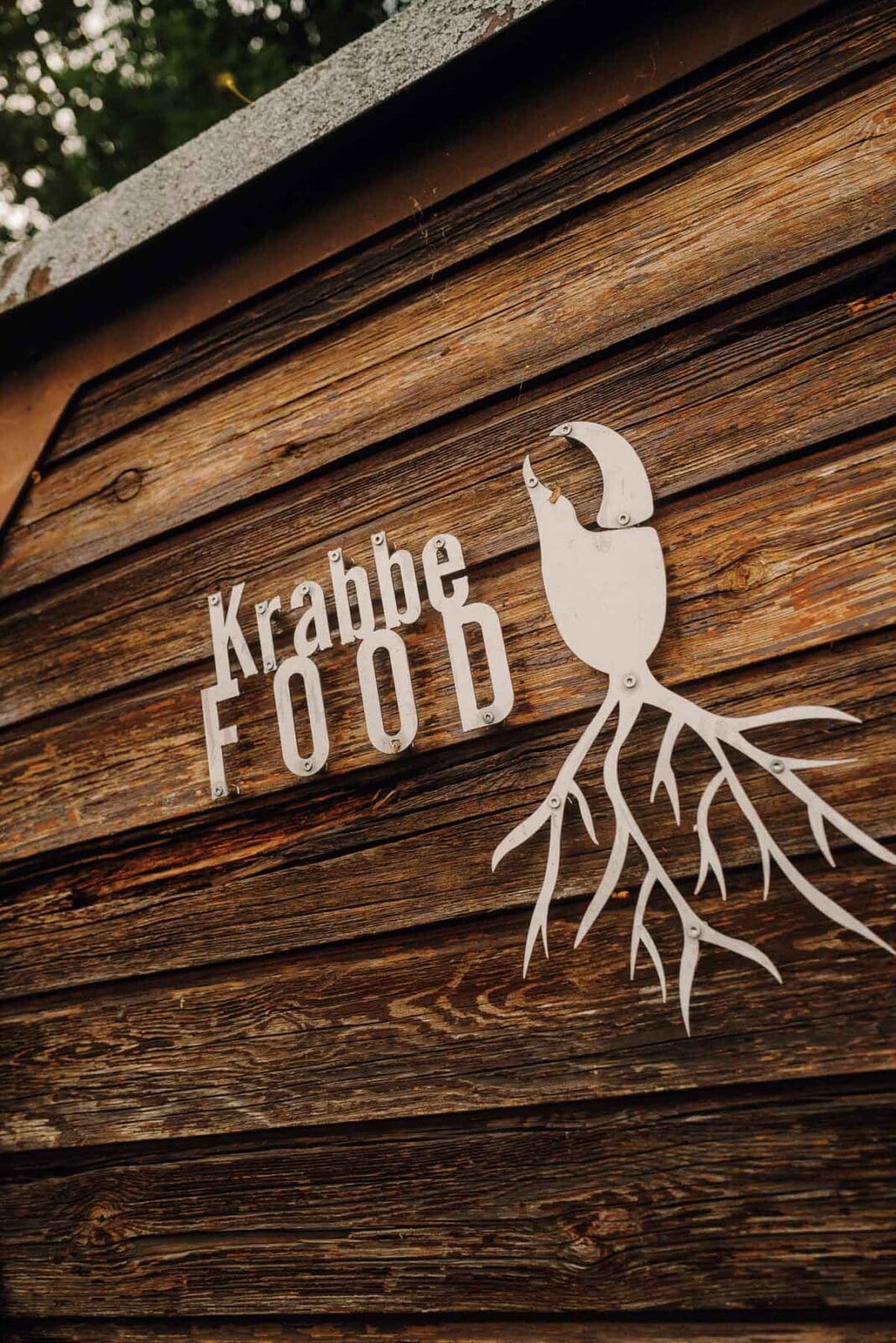 Holzschilder mit Krabbe und Essen