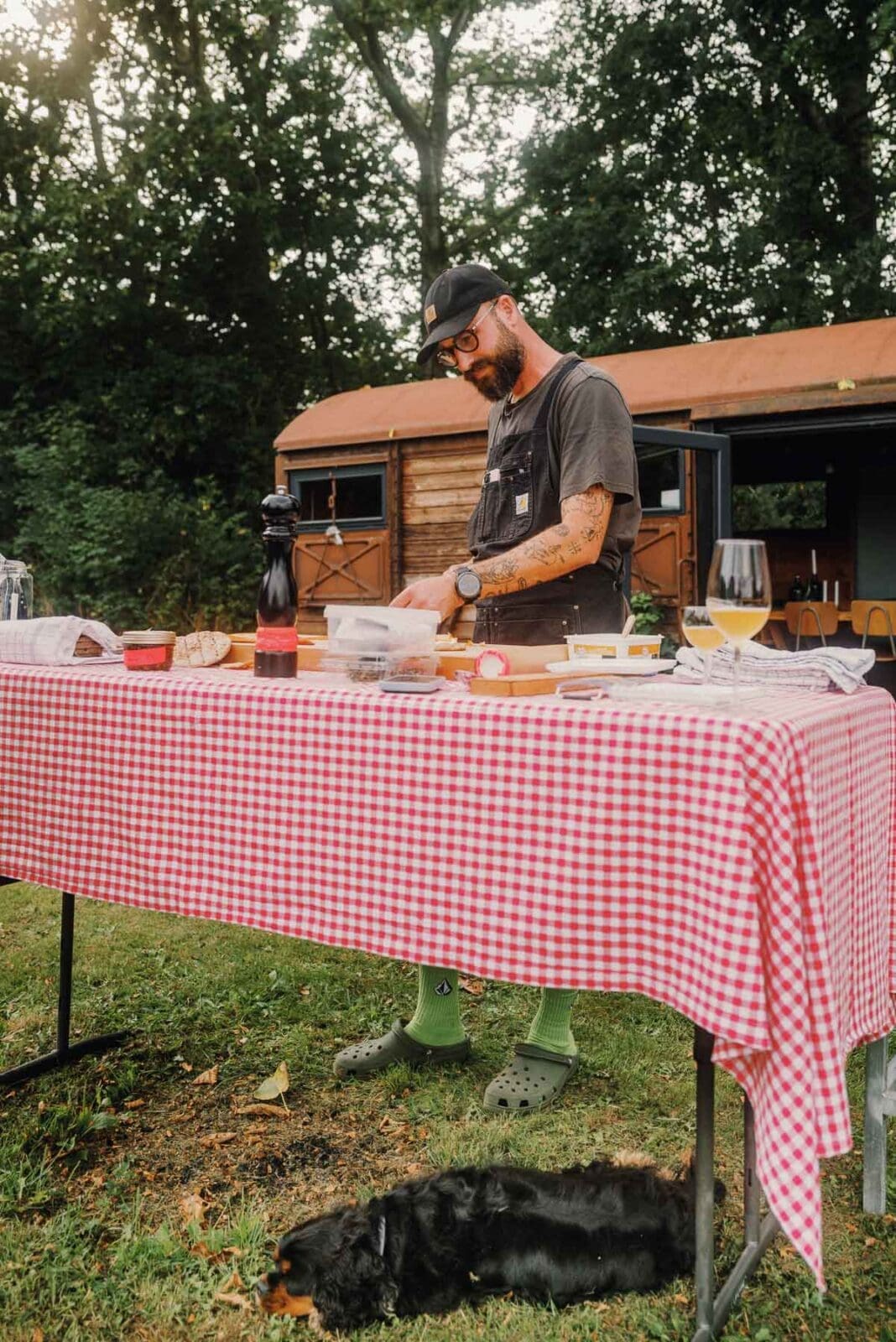 Jesper Krabbe kocht im Freien, Hund schläft.
