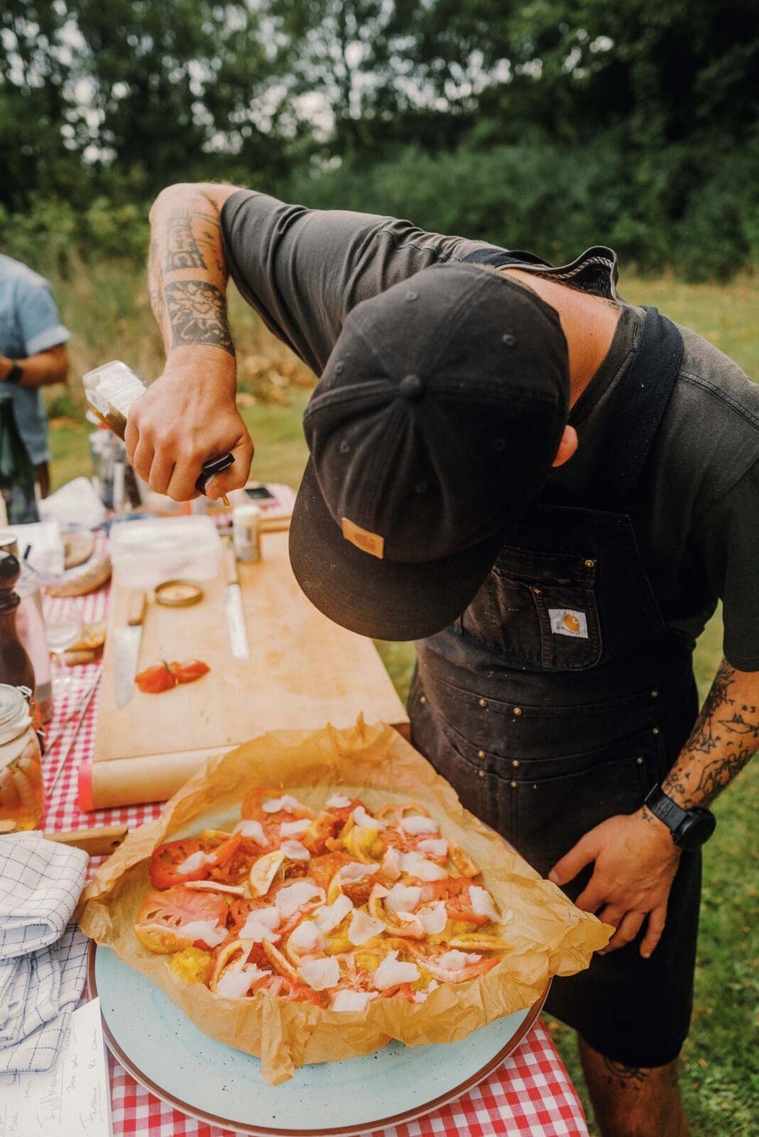 Jesper würzt frisches Gemüsegericht.