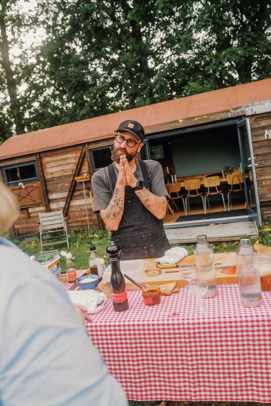 Koch bereitet Essen im Freien vor.