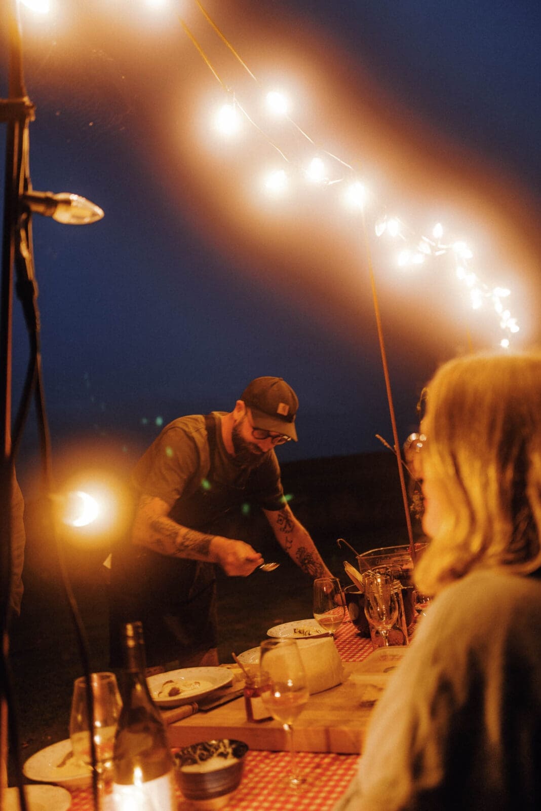 Gemütliches Abendessen unter Lichtern.