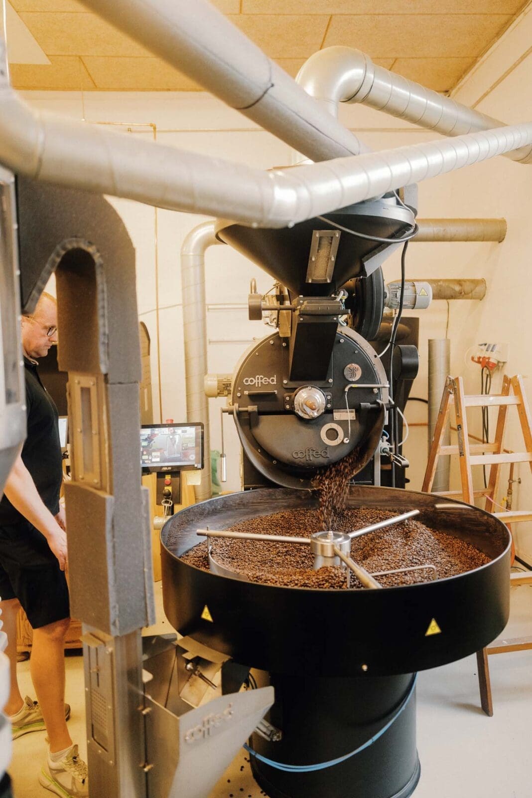 Kaffeeröstmaschine in einer Rösterei an Dänemarks Nordwestküste