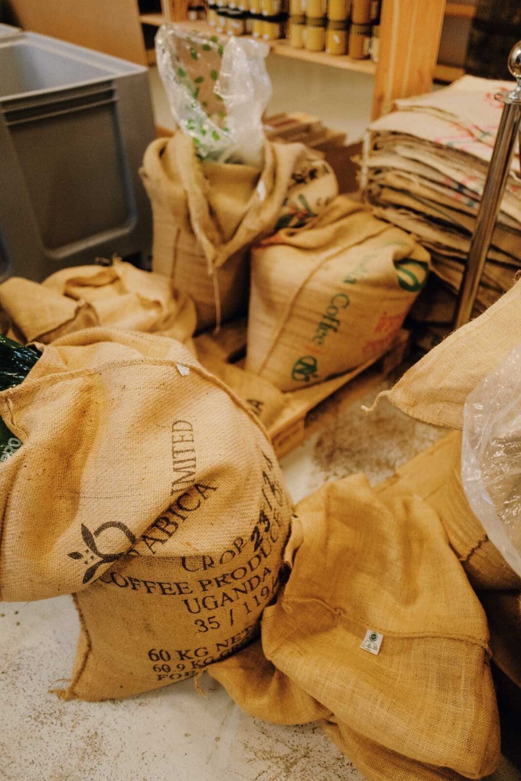 Säcke mit Kaffeebohnen lagern.