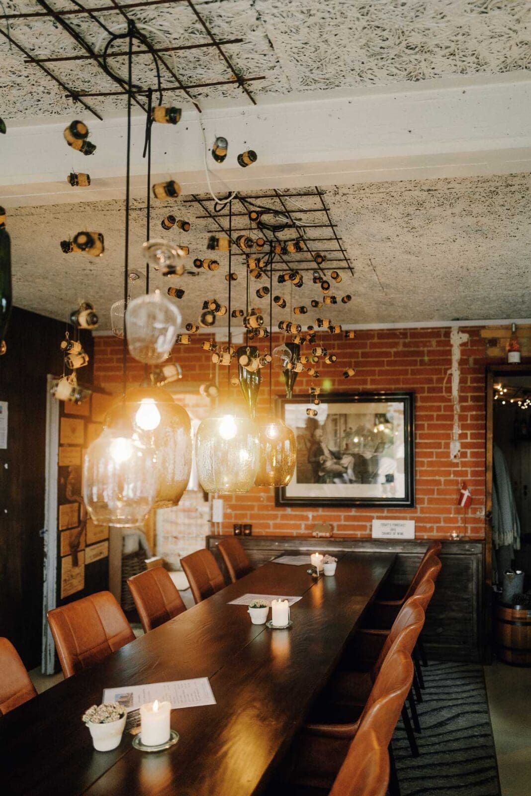 Gemütliche Weinbar mit hängenden Lampen