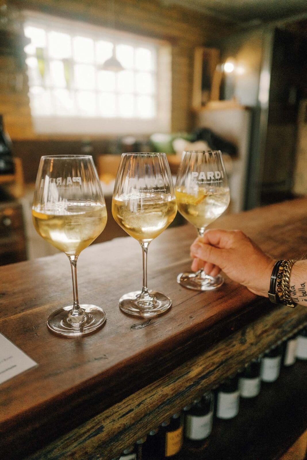 Drei Weingläser auf der Theke