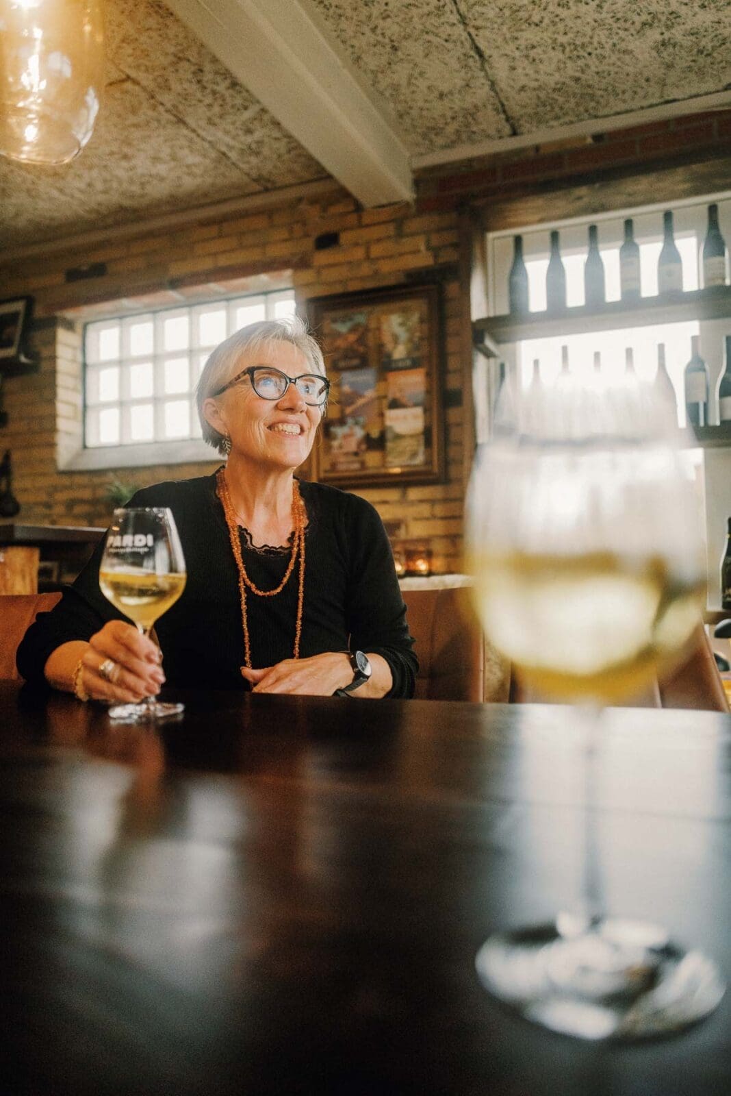 Brigitte mit Weinglas in Restaurant