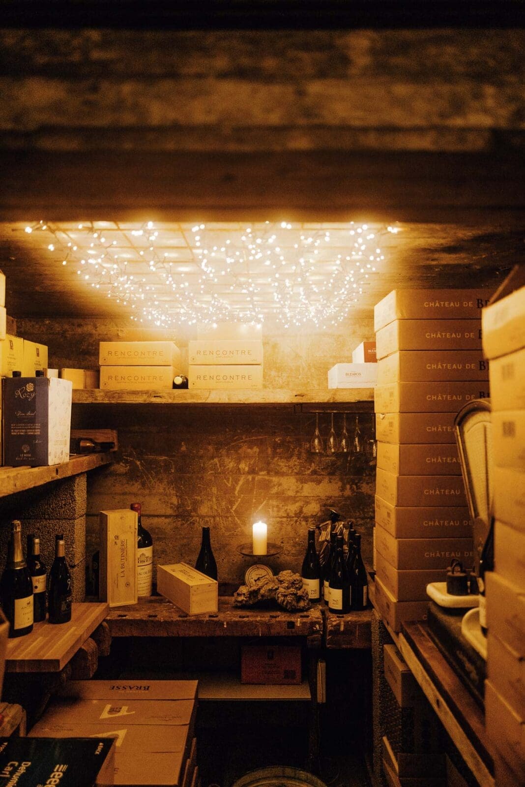 Weinkeller mit warmem Licht und Kisten an Dänemarks Nordwestküste