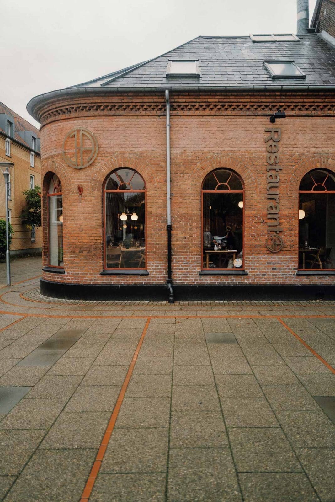 Gemütliches Restaurant in Backsteinarchitektur an Dänemarks Nordwestküste
