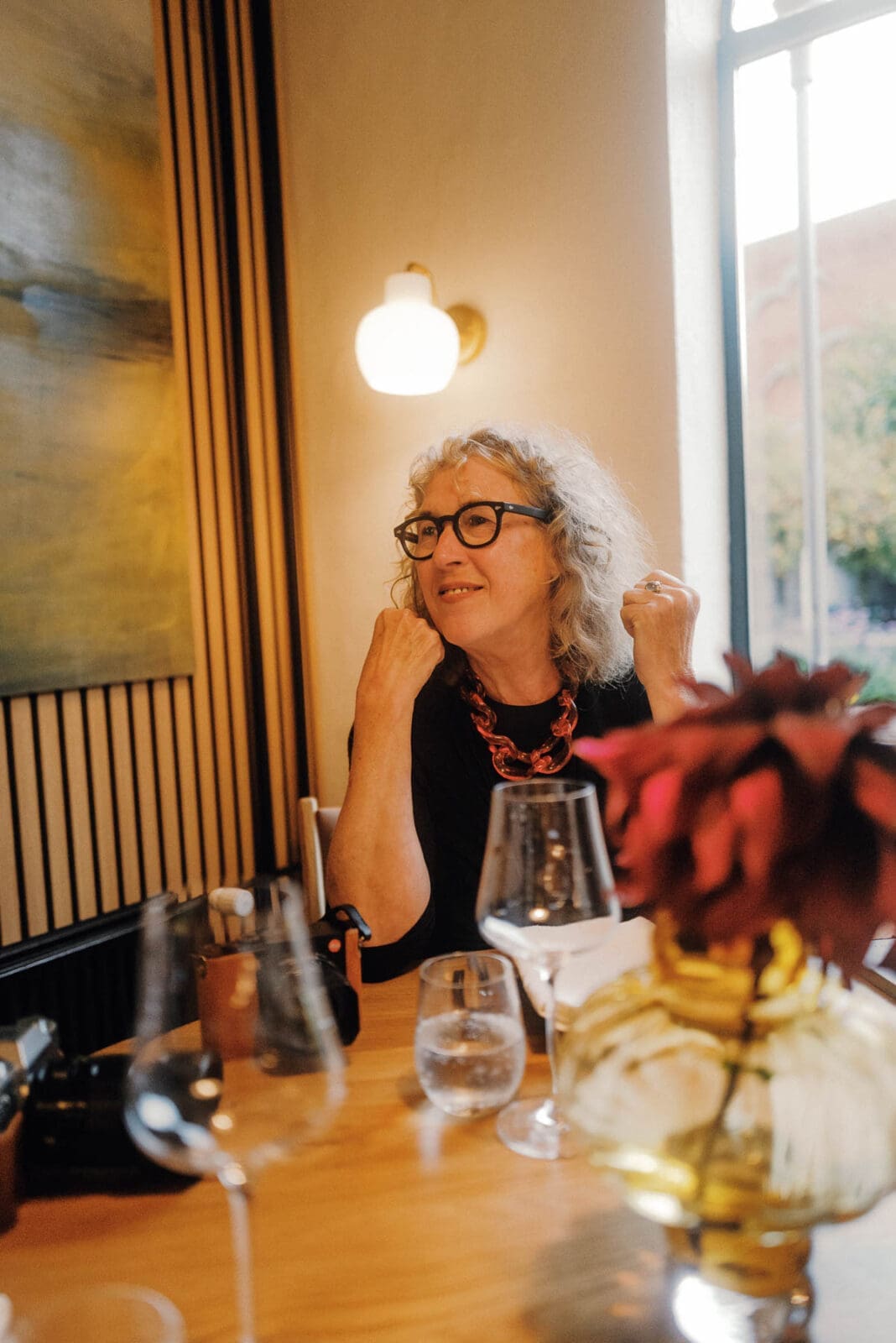 Simone von S-Küche in gemütlichem Restaurant mit eleganter Atmosphäre.