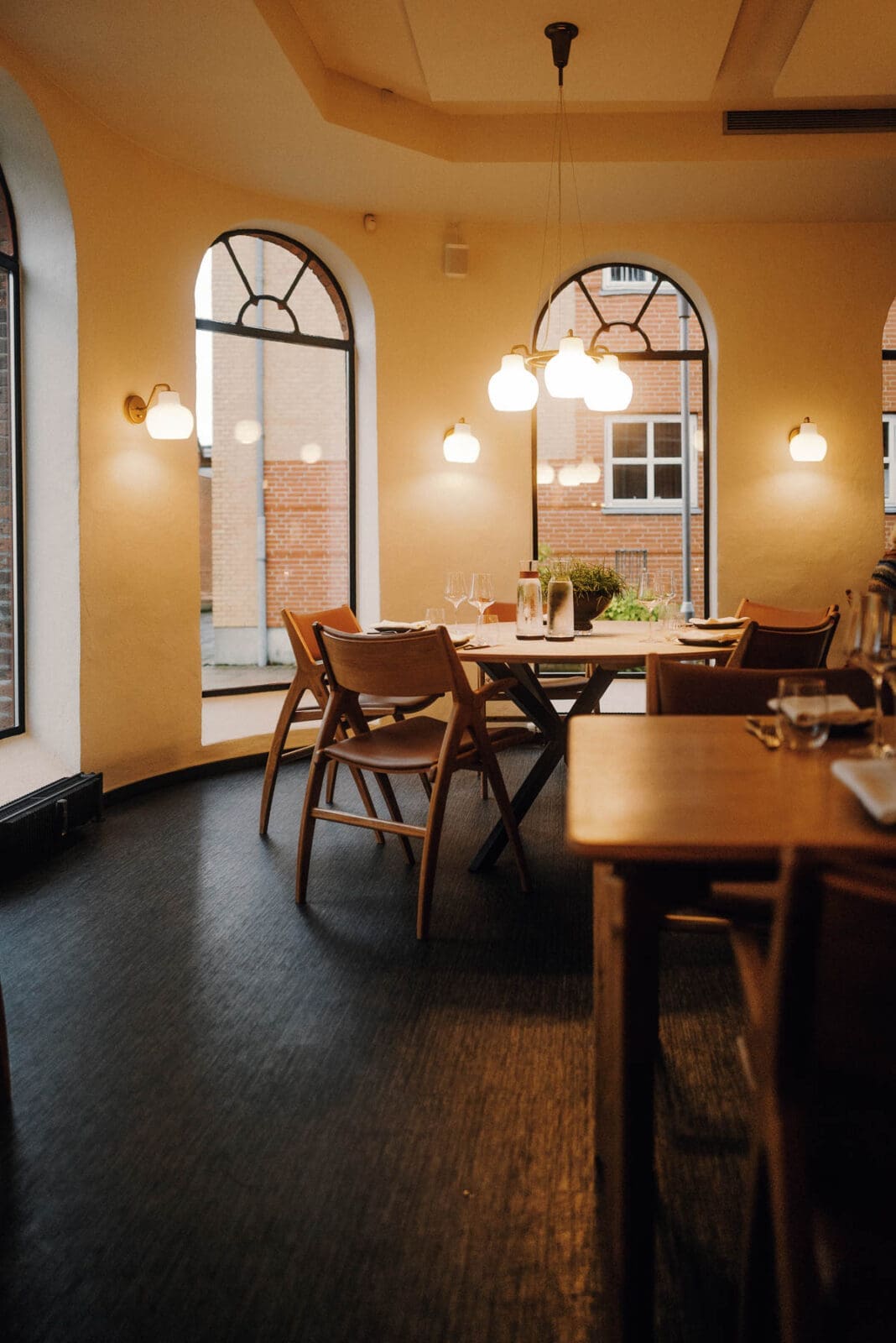 Gemütliches Restaurant mit großen Fenstern an Dänemarks Nordwestküste