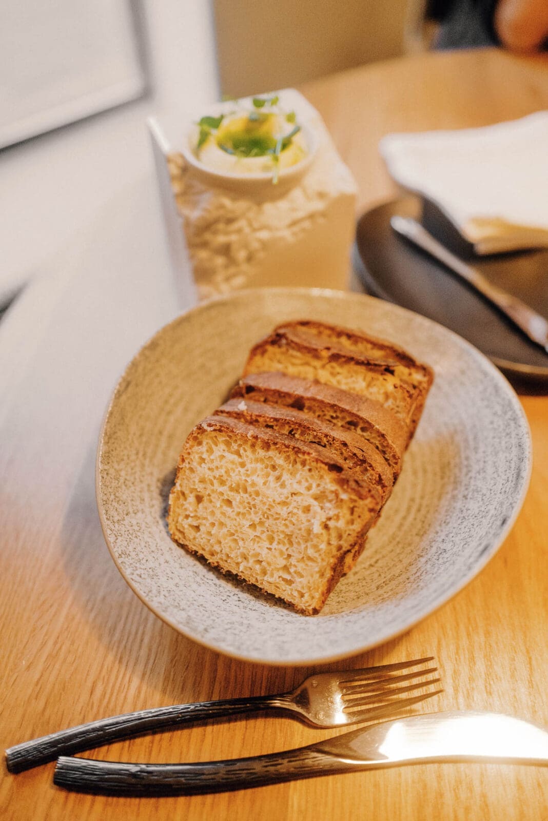 Scheiben von frisch gebackenem Brot