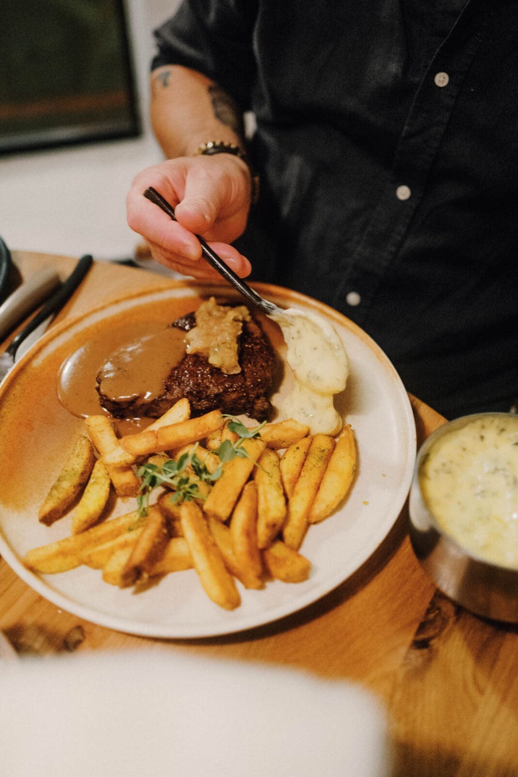 Leckeres Steak mit Pommes und Sauce