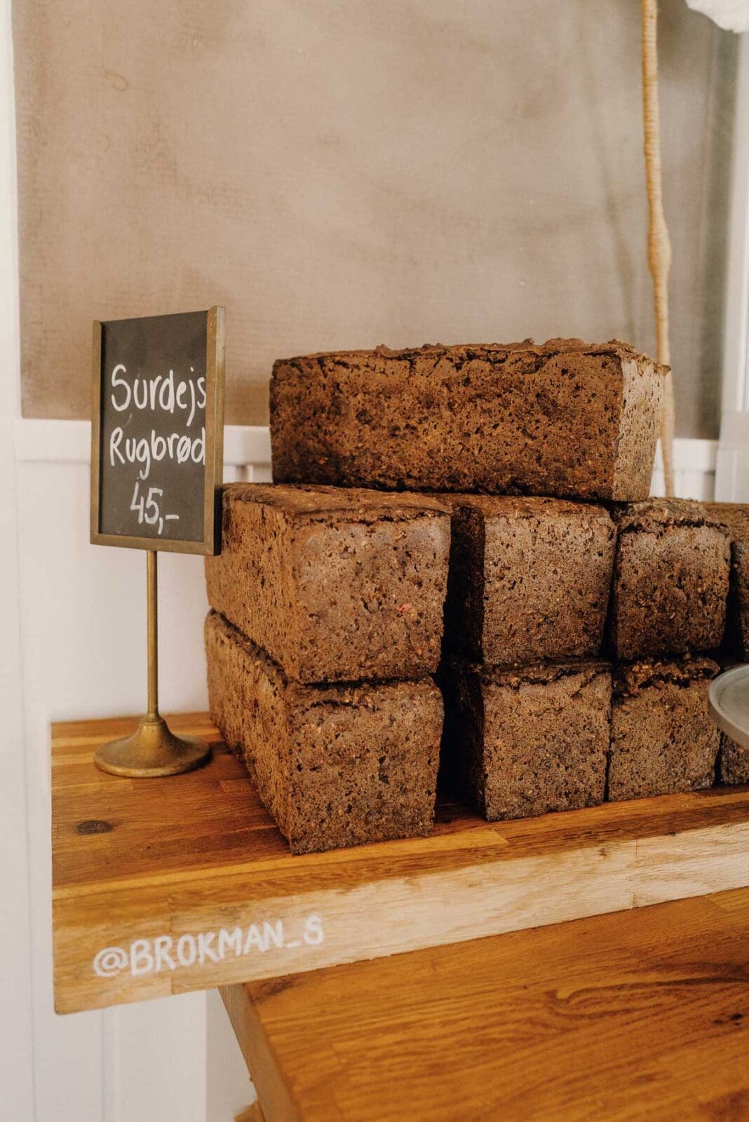 Dunkles Roggenbrot auf Holzregal an Dänemarks Nordwestküste – regionaler Genuss zwischen Fjand, Holstebro und Lemvig.