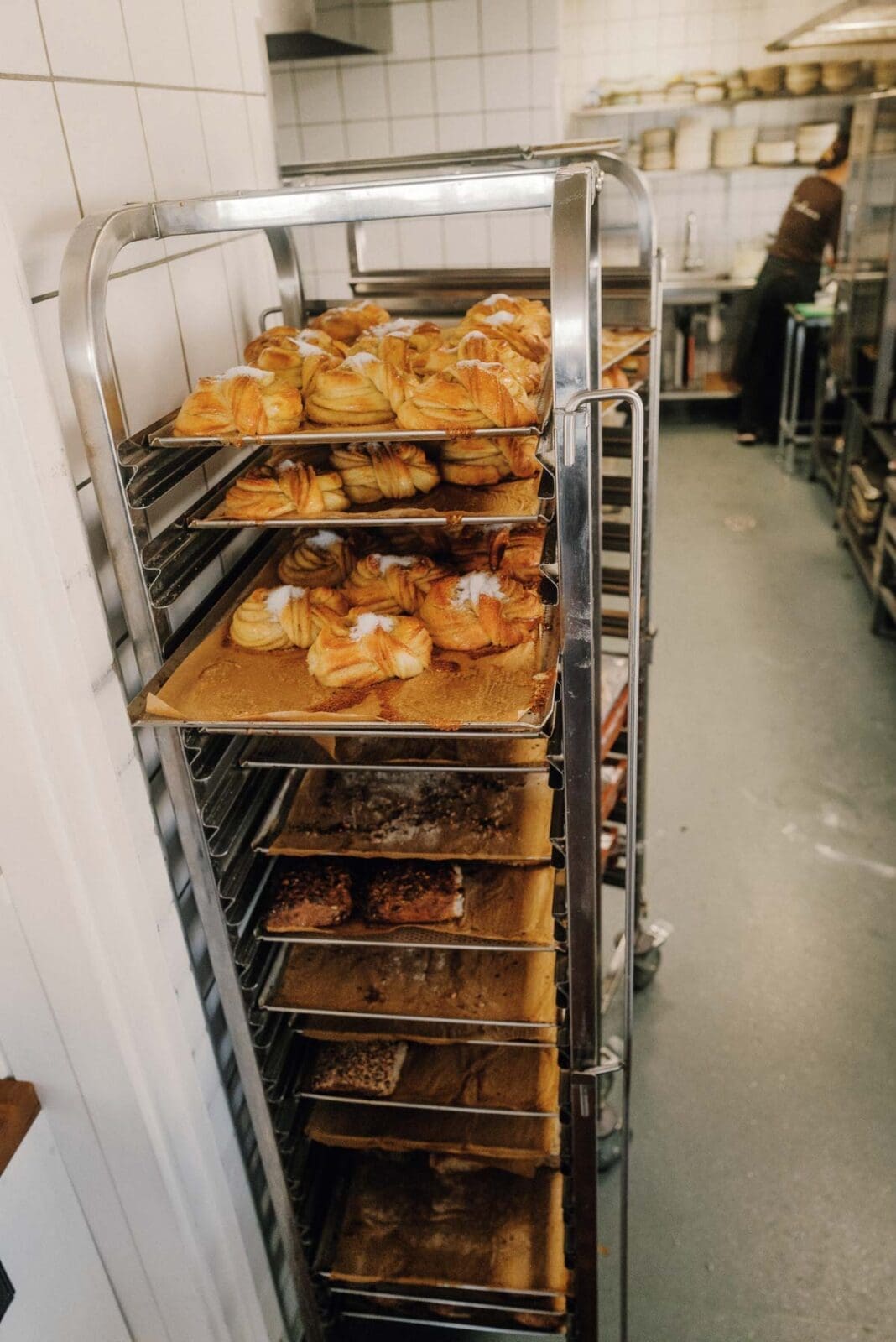 Frisch gebackene Kardmamomschnecken und Gebäck an Dänemarks Nordwestküste