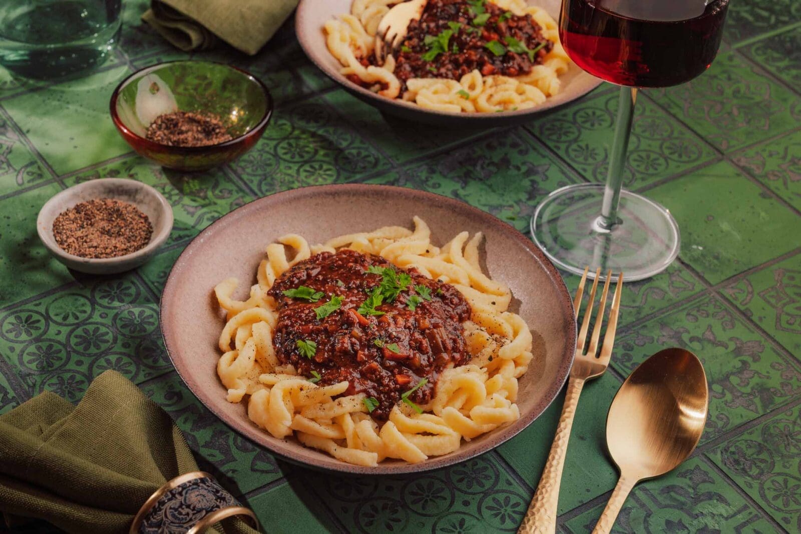 Wildbolognese Rezept 11 | Wildbolognese mit Wildschweinfleisch – regional, kräftig, perfekt für Wein- und Glühweinabende.