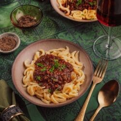 Probiere unsere Wildbolognese mit Wildschweinfleisch. Aromatisch, regional. Ein klassisches Rezept aus der Jägerküche mit Glühwein.