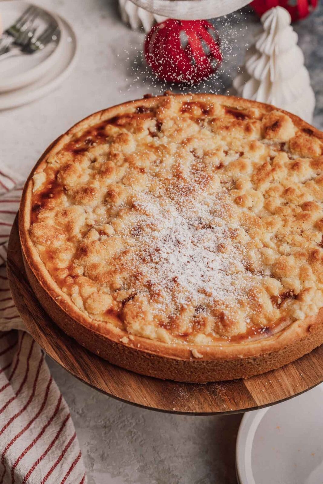 Bratapfel-Schmandkuchen bringt Apfel, Gewürze und Schmand zusammen. Perfekt, um für die Feiertage vorzubereiten. Genuss ganz ohne Stress.