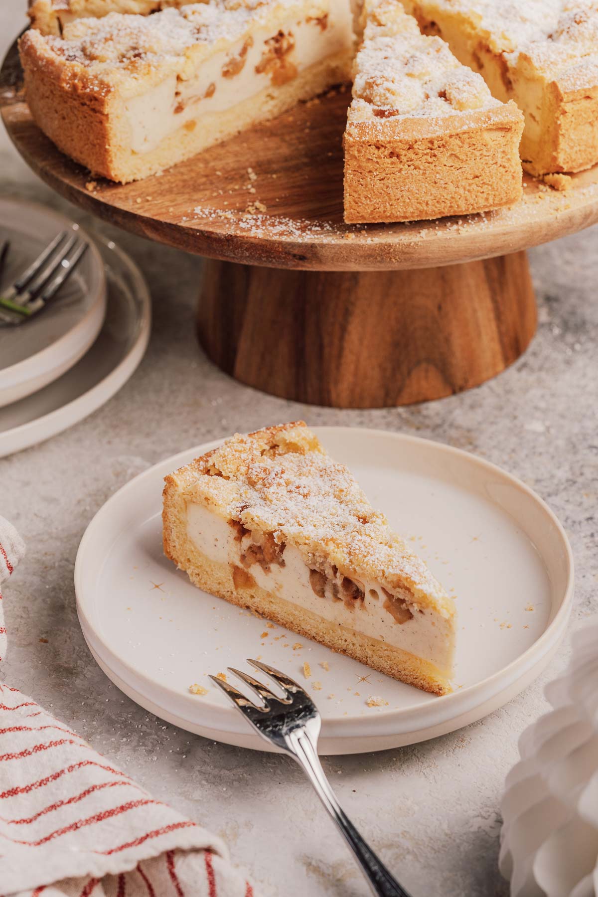 Bratapfel-Schmandkuchen bringt Apfel, Gewürze und Schmand zusammen. Perfekt, um für die Feiertage vorzubereiten. Genuss ganz ohne Stress.