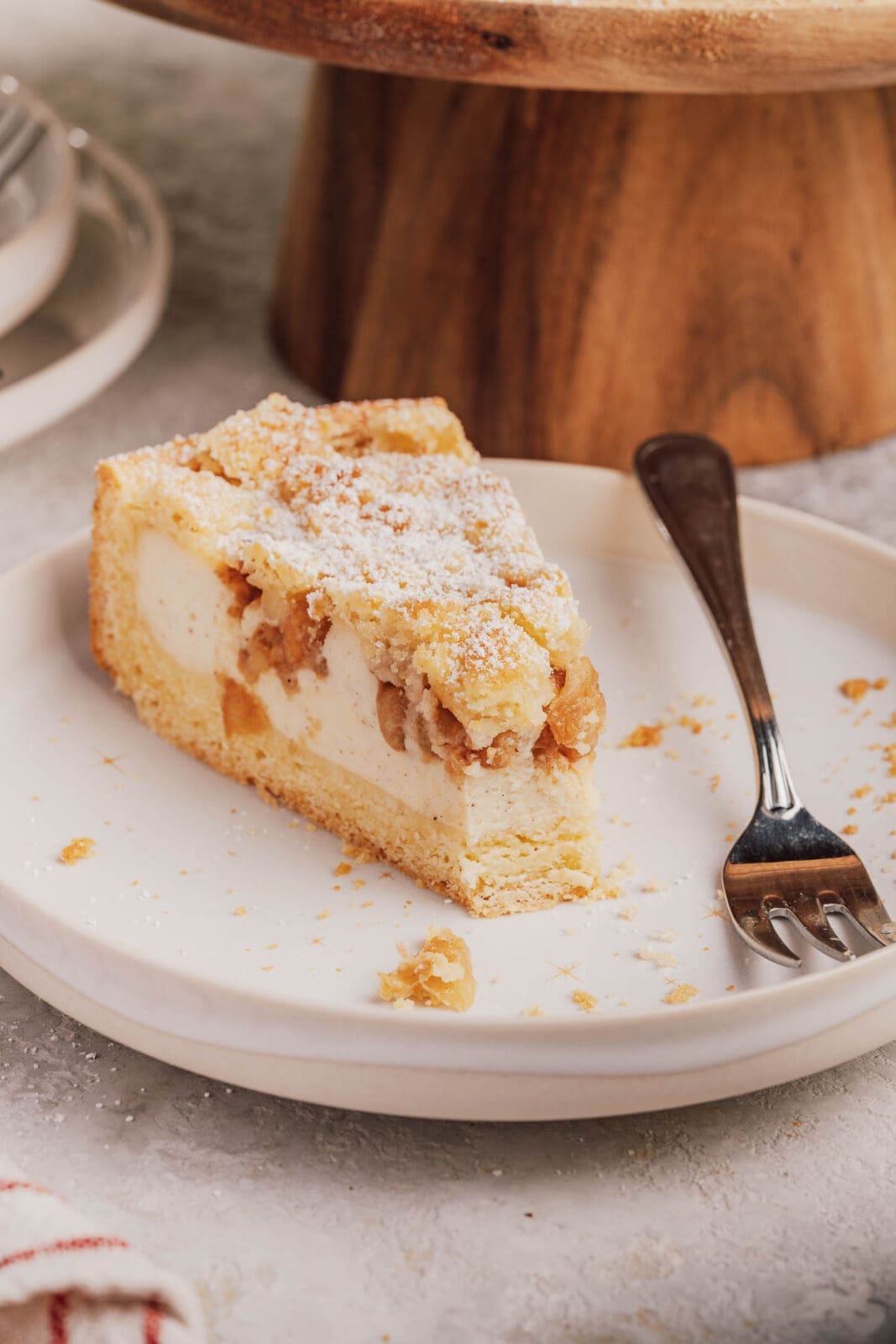 Bratapfel-Schmandkuchen bringt Apfel, Gewürze und Schmand zusammen. Perfekt, um für die Feiertage vorzubereiten. Genuss ganz ohne Stress.