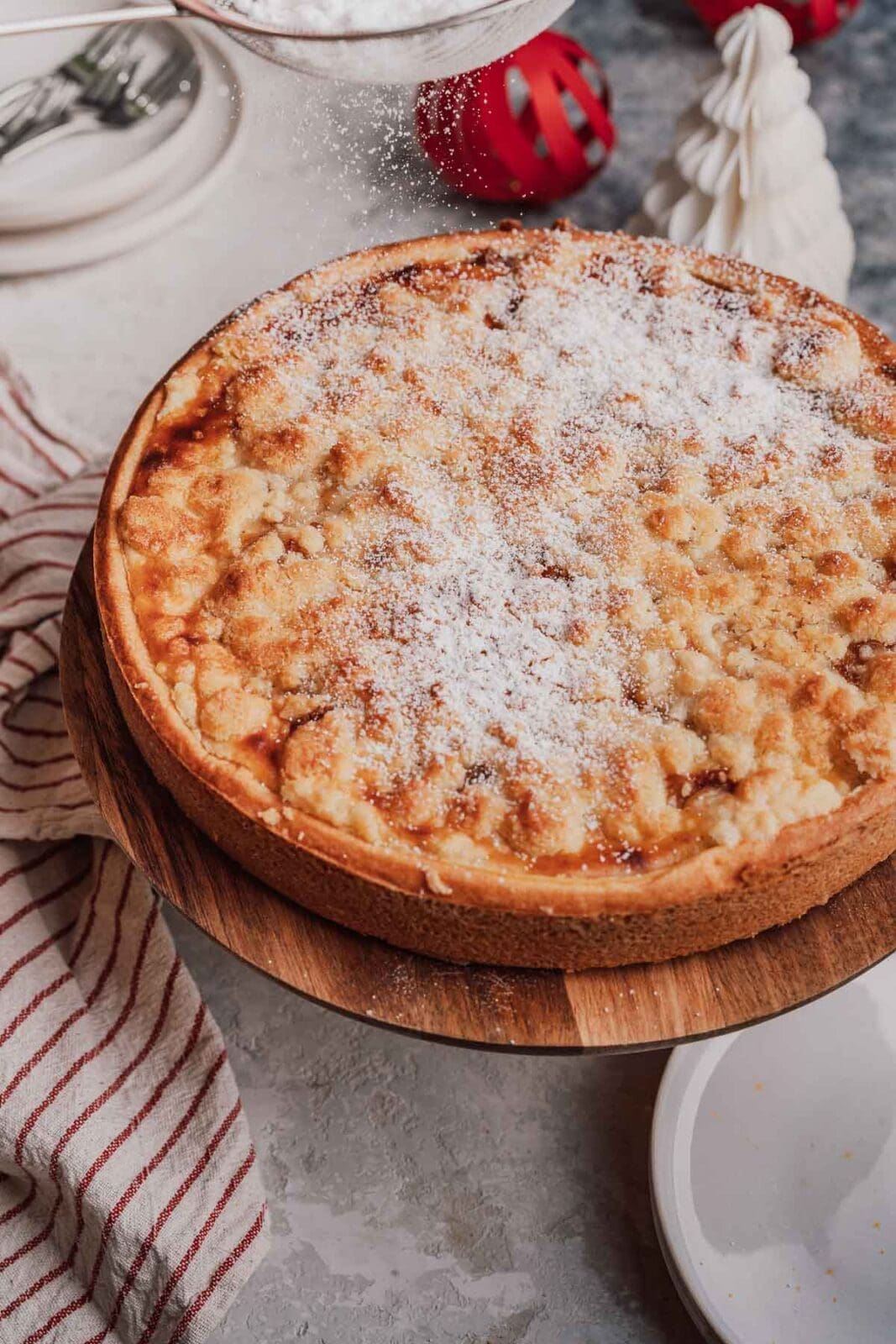 Bratapfel-Schmandkuchen bringt Apfel, Gewürze und Schmand zusammen. Perfekt, um für die Feiertage vorzubereiten. Genuss ganz ohne Stress.