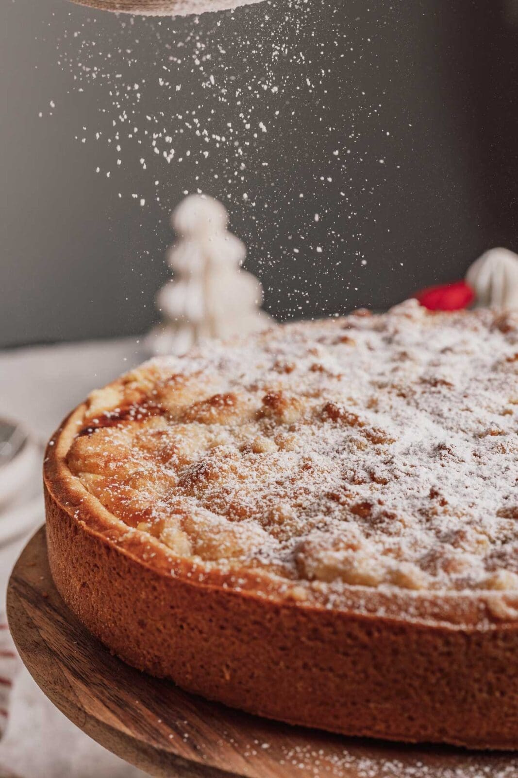 Bratapfel-Schmandkuchen bringt Apfel, Gewürze und Schmand zusammen. Perfekt, um für die Feiertage vorzubereiten. Genuss ganz ohne Stress.