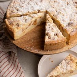 Bratapfel-Schmandkuchen bringt Apfel, Gewürze und Schmand zusammen. Perfekt, um für die Feiertage vorzubereiten. Genuss ganz ohne Stress.