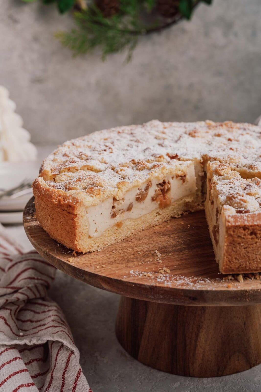 Bratapfel-Schmandkuchen bringt Apfel, Gewürze und Schmand zusammen. Perfekt, um für die Feiertage vorzubereiten. Genuss ganz ohne Stress.