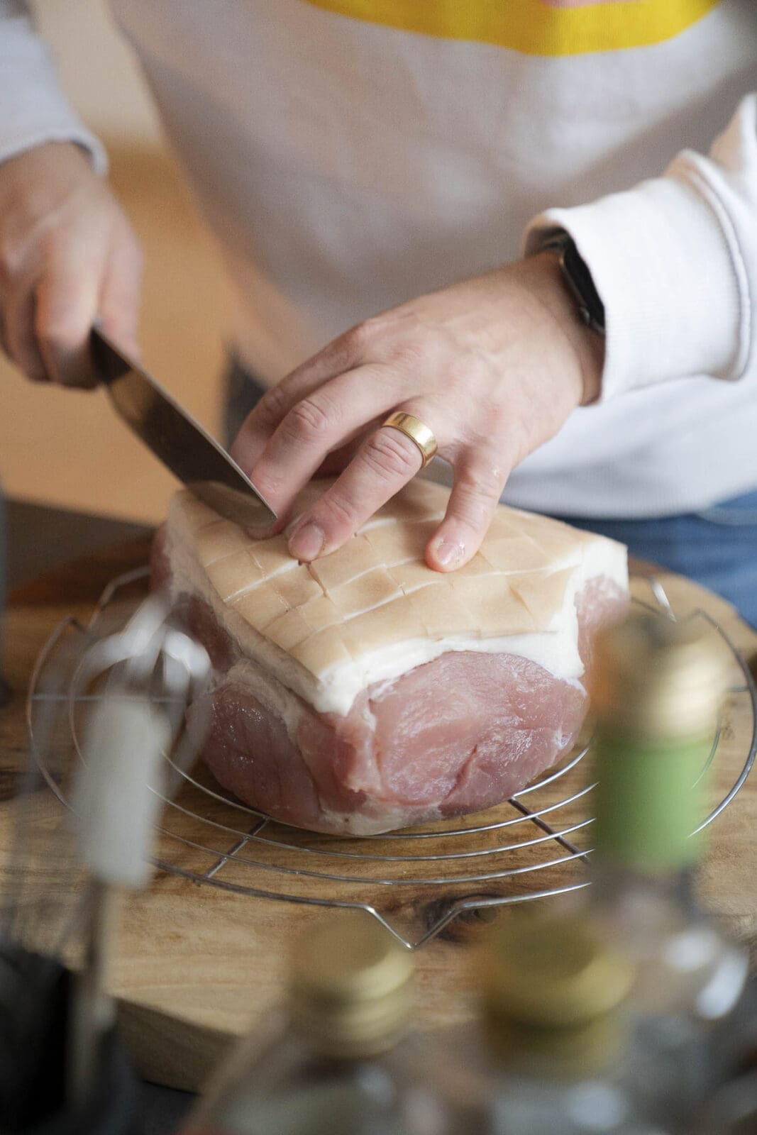 Krustenbraten mit Orangen-Whisky-Glasur 3 Fleisch wird für den Krustenbraten vorbereitet.