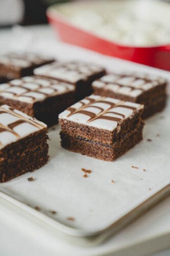 Pop Up Cafe 2025 20 | Wenn’s draußen kalt wird, kommt unser saftiger Gewürzkuchen vom Blech genau richtig! Ein schneller Klassiker voller Wintergewürze – wie frisch vom Bäcker.