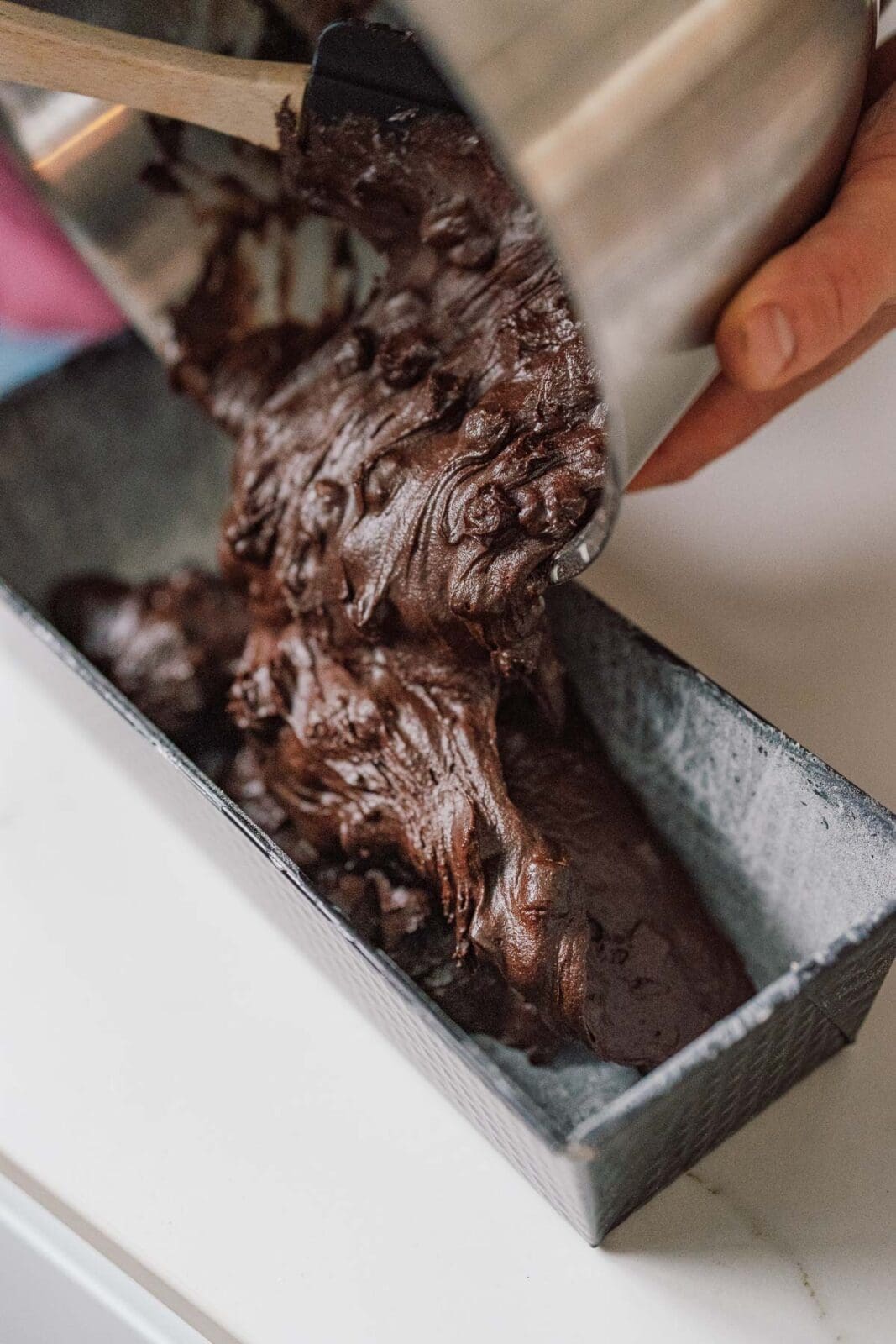 Mit diesem einfachen Schokokuchen-Rezept backt ihr einen saftigen Rührkuchen ohne Schnickschnack – perfekt für jede Gelegenheit.